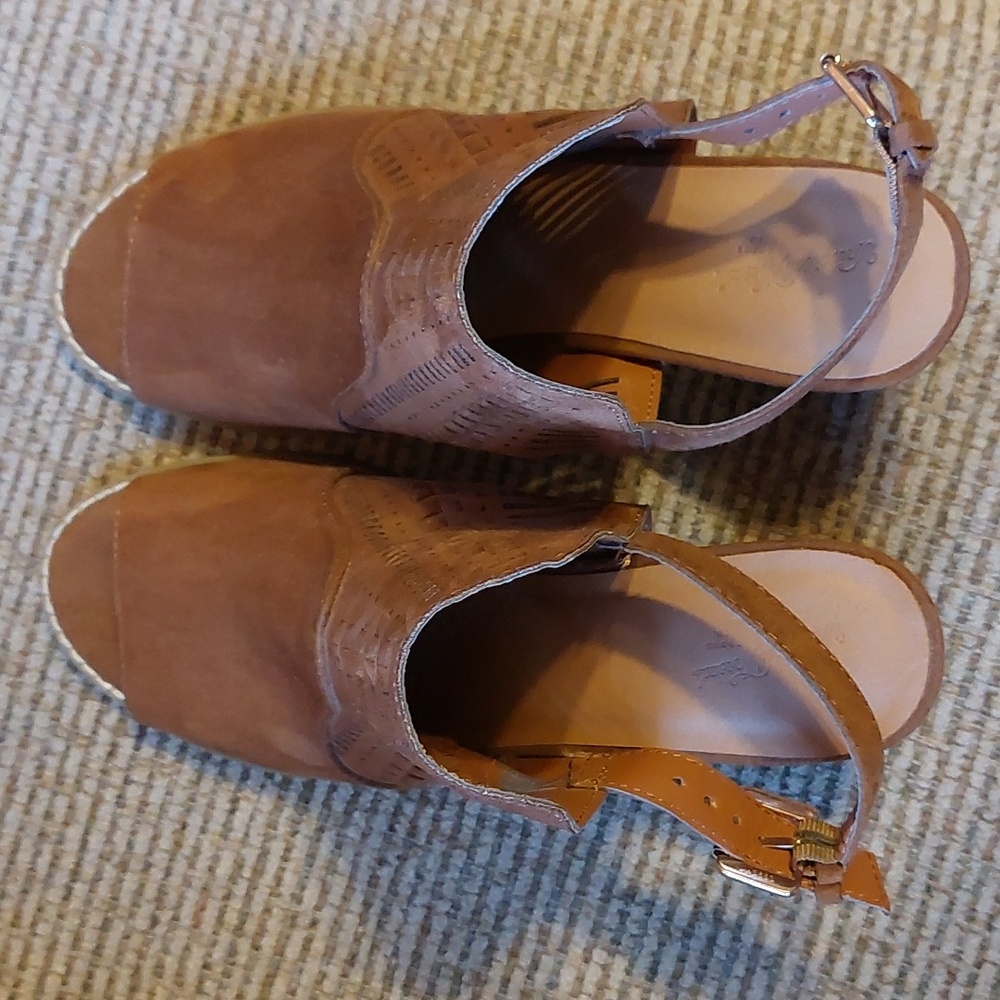 Universal Thread Heels - Picture 5 of 7